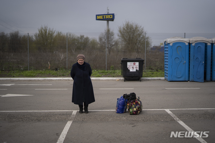 [자포지라=AP/뉴시스] 21일(현지시간) 우크라이나 마리우폴을 탈출한 시민이 자포지라 난민센터에 도착하고 있다. 2022.04.22.