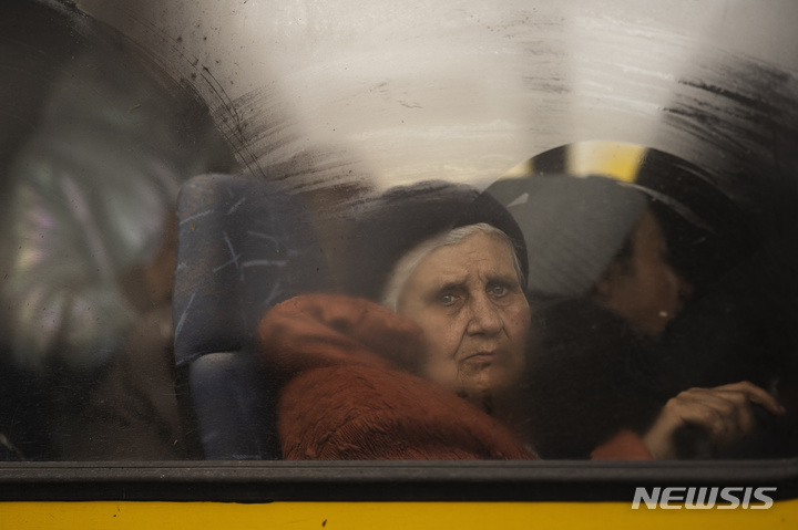 [자포지라=AP/뉴시스] 21일(현지시간) 우크라이나 마리우폴을 탈출한 한 할머니가 자포지라 난민센터에 도착하고 있다. 2022.04.22.