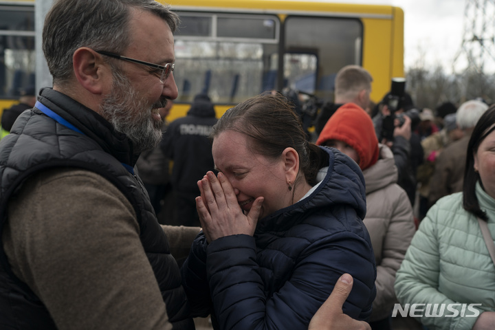 [자포지라=AP/뉴시스] 21일(현지시간) 우크라이나 마리우폴을 탈출한 시민이 자포지라 난민센터에 도착해 눈물을 흘리고 있다. 2022.04.22.