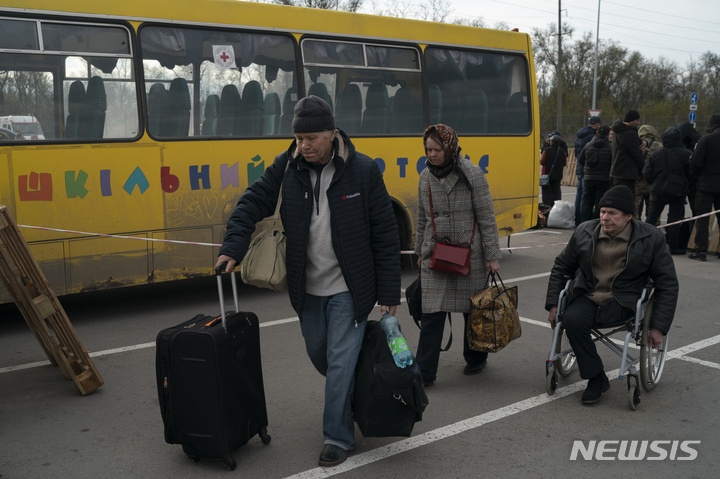 [자포리자=AP/뉴시스] 21일(현지시간) 우크라이나 마리우폴에서 러시아군의 공격을 피해 탈출한 주민들이 자포리자에 도착해 난민센터로 향하고 있다. 2022.04.22.