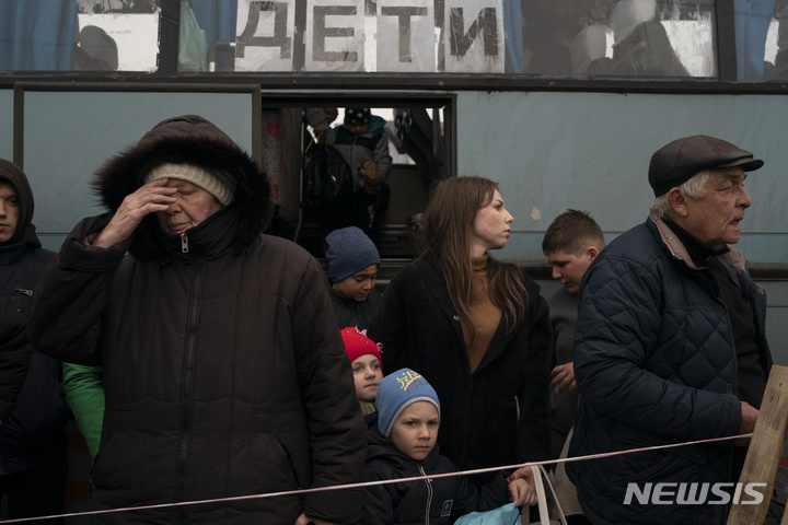 [자포지라=AP/뉴시스] 21일(현지시간) 우크라이나 마리우폴을 탈출한 시민들이 자포지라 난민센터에 도착하고 있다. 버스에는 러시아어로 '어린이'라고 적혀있다. 2022.04.22.
