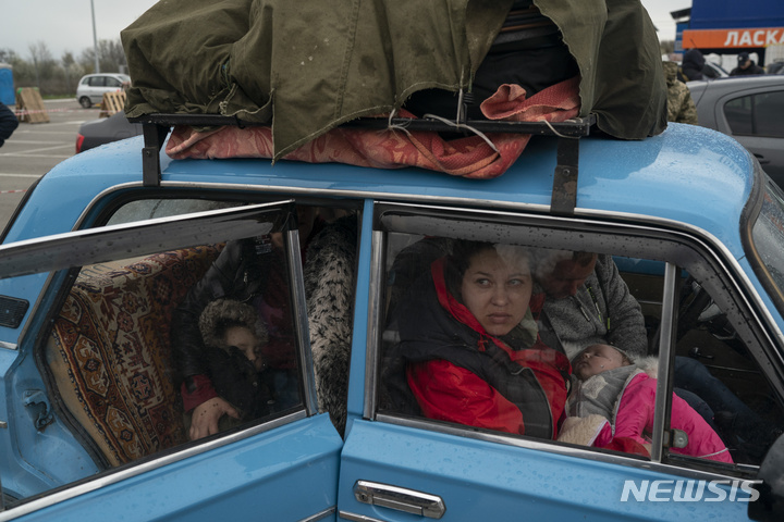 [자포지라=AP/뉴시스] 21일(현지시간) 우크라이나 마리우폴을 탈출한 시민들이 자포지라 난민센터에 도착하고 있다. 2022.04.22.