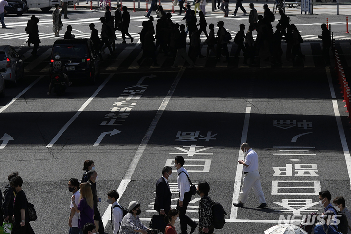 [도쿄=AP/뉴시스]일본 자료 사진. 사진은 지난 4월22일 일본 도쿄의 한 횡단보도를 사람들이 걷고 있는 모습. 2022.08.16.