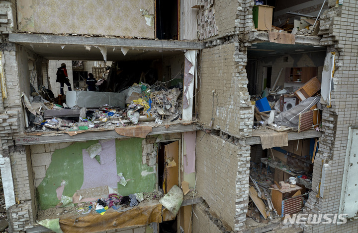 [체르니히우=AP/뉴시스] 22일(현지시간) 우크라이나 체르니히우에서 소방관들이 러시아군의 포격으로 파괴된 건물 내부를 살피고 있다. 2022.04.23.