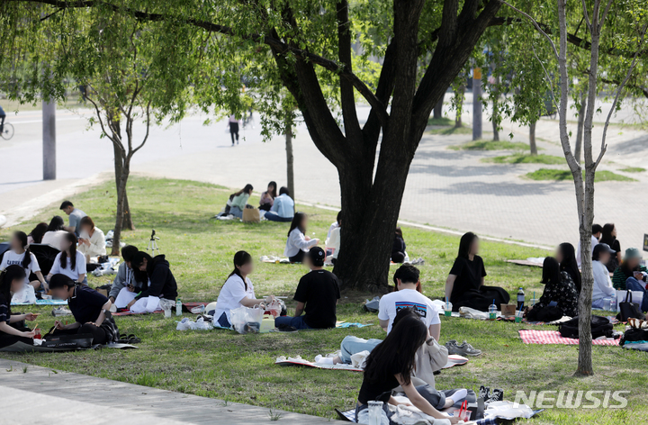 [서울=뉴시스] 조성우 기자 = 사회적 거리두기 해제 후 첫 일요일인 지난 24일 오후 서울 서초구 반포한강공원이 나들이객들로 붐비고 있다. 2022.04.24. xconfind@newsis.com