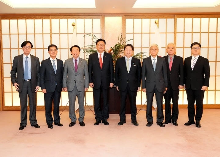 [서울=뉴시스]지난달 25일 한일 정책협의 대표단이 하야시 요시미사 일본 외무상(왼쪽에서 4번째)과 도쿄(東京) 외무성에서 면담하고 있다. 사진은 일본 외무성 공식 트위터 계정(@MofaJapan_jp) 갈무리. 2022.04.25.