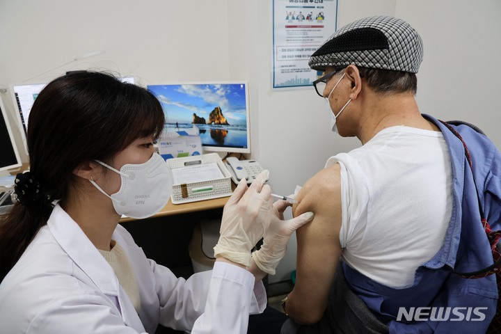 [서울=뉴시스] 사진공동취재단 = 지난 25일 서울 강서구 부민병원에서 한 시민이 백신을 접종하고 있다. 2022.04.25. photo@newsis.com