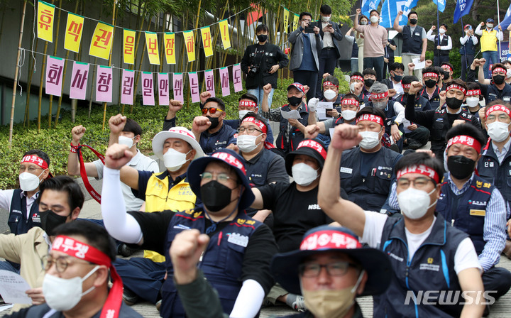 [서울=뉴시스] 홍효식 기자 = 25일 오후 서울 용산구 이재용 삼성전자 부회장 자택 앞에서 삼성전자 노동조합 공동교섭단이 노사협의회 교섭 중단과 노동조합 단체교섭권 쟁취를 촉구하며 전국의 노동조합 및 시민사회단체에 연대투쟁 요청 집회를 하고 있다. 2022.04.25. yesphoto@newsis.com