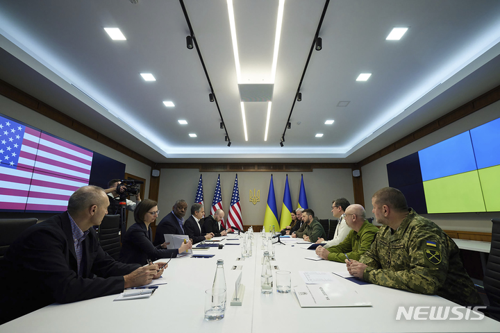 [키이우=AP/뉴시스] 우크라이나 대통령실이 25일(현지시간) 제공한 사진으로, 토니 블링컨 미 국무장관(왼쪽 네 번째)과 로이드 오스틴 미 국방장관(왼쪽 세 번째)이 우크라이나 키이우에서 볼로디미르 젤렌스키(오른쪽 네 번째) 등과 회담하고 있다. 2022.04.25.