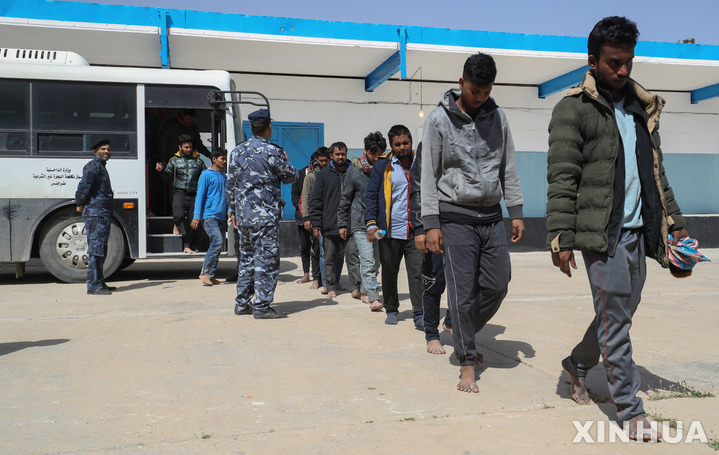 [ 트리폴리(리비아)= 신화/뉴시스] 지중해에서 구조된 유럽행 아프리카 불법 이민들이 2022년 4월25일 트리폴리항서 내려서 임시 구호소를 향해 걷고 있다. 리비아와 튀니지 등 지중해 연안 국가들은 이탈리아행  아프리카 난민의 단속을 계속 중이며 튀니지가 2024년 4월까지 4개월간 단속한 이민만 2만1500명에 이른다. 2024. 05. 17. 