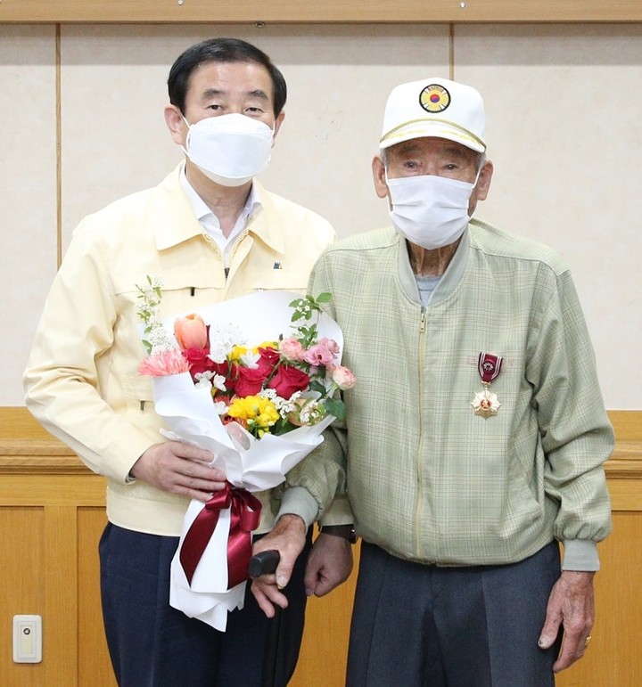 화랑무공훈장 받는 김종학옹, 왼쪽은 조길형 충주시장. *재판매 및 DB 금지