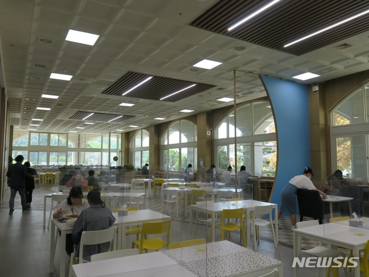 수도권 대학교 구내식당에서 학생과 교직원들이 점심을 먹고 있다. 2022.04.26. jungxgold@newsis.com.