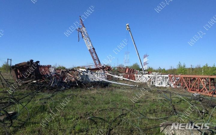 [서울=뉴시스] 지난 4월26일(현지시간) 몰도바의 친러 분쟁지역인 트란스니스트리아에서 러시아 라디오 방송 송신탑 2개가 공격을 받아 파괴돼 있는 것이 보인다.