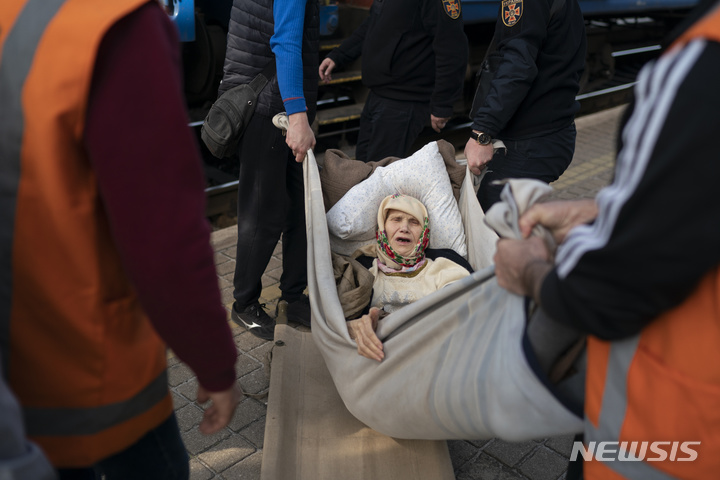 [포크로우스크=AP/뉴시스] 지난달 25일(현지시간) 우크라이나 도네츠크주 포크로우스크의 한 기차역에서 91세 노인이 전투를 피해 열차에 탑승하고 있다. 2022.05.02.