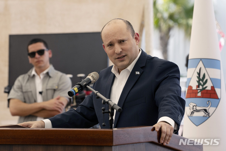 [요르단강 서안(이스라엘)=AP/뉴시스]나프탈리 베네트 이스라엘 총리가 지난 5일 요르단강 서안 베이트 엘 이스라엘 군기지에서 기자회견을 열고 있다.   