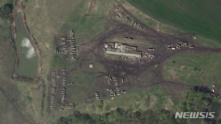 [벨고로드=AP/뉴시스] 플래닛 랩스 PBC가 제공한 위성사진에 지난 25일(현지시간) 우크라이나 국경 부근 러시아 벨고로드 지역에 러시아 전차와 장갑차들이 배치된 모습. 2022.04.27.