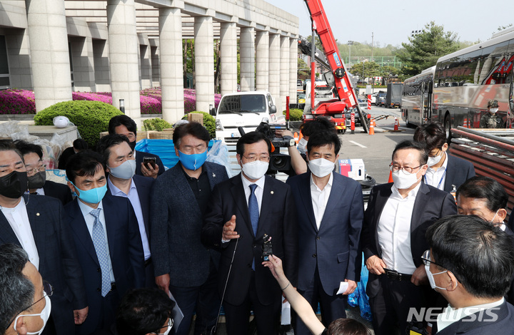 [서울=뉴시스] 조성우 기자 = 국회 국방위원회 민홍철 위원장과 민주당 소속 의원들이 26일 오후 윤석열 대통령 당선인 취임 후 사용할 집무실 준비 공사가 진행 중인 용산구 국방부 청사 본관을 현장 방문해 관계자로부터 설명을 듣고 있다. 2022.04.26. xconfind@newsis.com