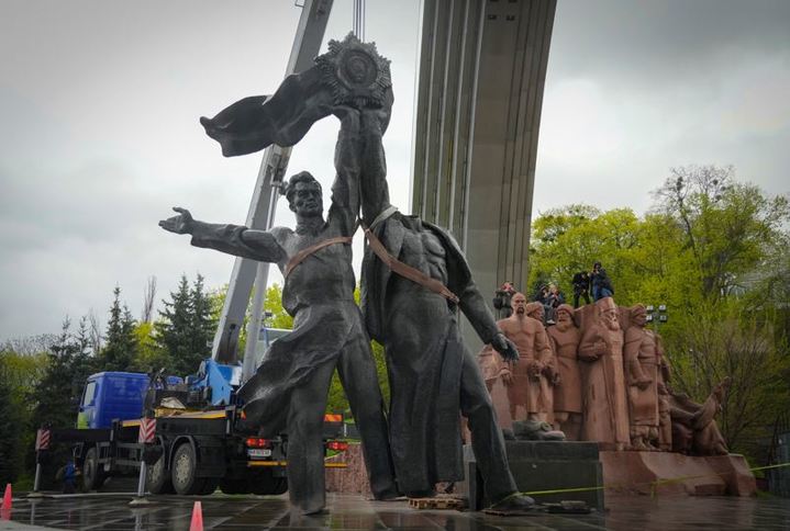 [키이우(우크라이나)=AP/뉴시스] 26일(현지시간) 우크라이나 수도 키이우 중심부에서 우크라이나-러시아 국가 간 우정을 상징하는 동상이 철거되고 있다. 2022.04.27. *재판매 및 DB 금지
