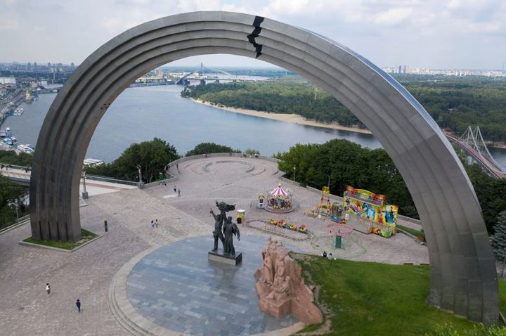 [키이우(우크라이나)=AP/뉴시스] 지난 2020년 6월23일 우크라이나 수도 키이우 도시공원에서 시민들이 구소련 시대 우크라이나-러시아 우정 기념물 주변을 걷는 모습 2022.04.27. *재판매 및 DB 금지