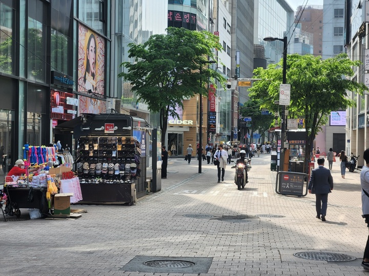 [서울=뉴시스] 고가혜 기자=지난 27일 명동 거리에 다시 생겨난 노점상들과 거리를 지나는 사람들. 2022.04.27. gahye_k@newsis.com *재판매 및 DB 금지