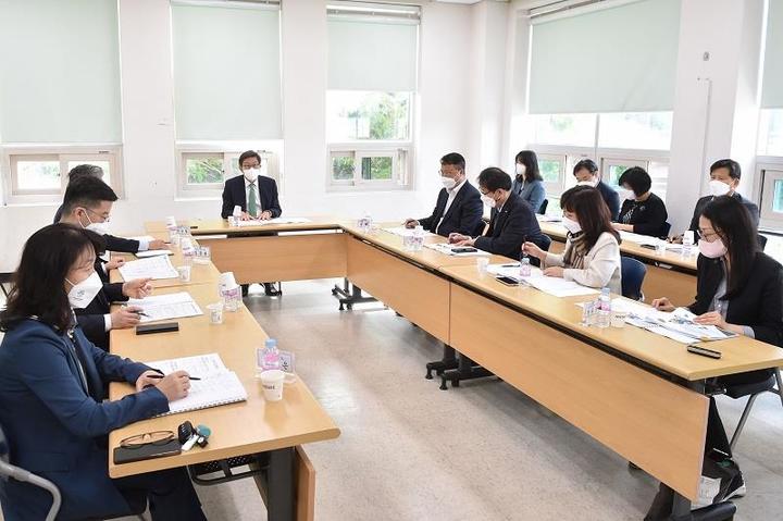 [부산=뉴시스] 박형준 부산시장이 27일 오전 부산 사상 어린이도서관에서 제10차 서부산 현장 전략회의를 주재하고 있다.(사진=부산시 제공) *재판매 및 DB 금지