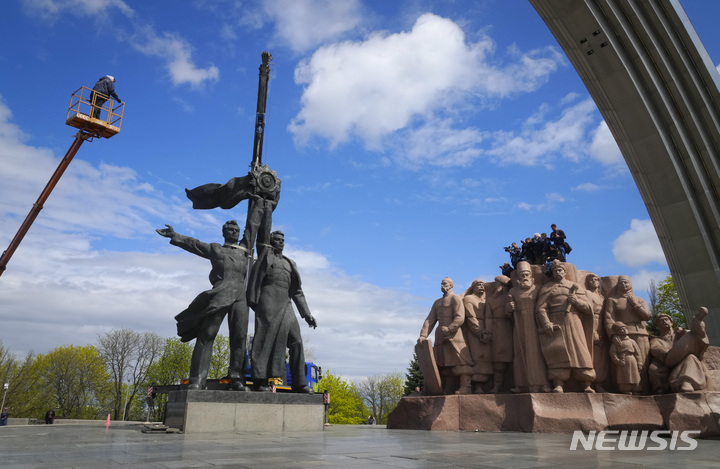 [키이우=AP/뉴시스] 지난달 26일(현지시간) 우크라이나 수도 키이우에서 옛 소련 시대 우호 상징 동상이 철거되는 모습. 2022.05.24.