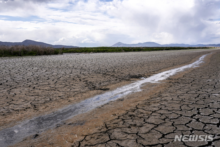 [툴레이크(미 캘리포니아주)=AP/뉴시스]미 캘리포니아주 툴레이크 인근의 거대한 습지가 3032년 6월9일 계속되는 가뭄으로 말라붙어 작은 개울처럼 변해 있다. 미 캘리포니아주에서 계속되는 가뭄으로 캘리포니아주 남부의 대규모 물 공급업체가 26일(현지시간) 약 600만명의 사람들에게 야외용수 공급을 일주일에 하루로 줄이도록 요구하는 전례 없는 조치를 취했다. 2022.4.27 