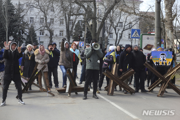 [헤르손=AP/뉴시스]지난 3월18일(현지시간) 우크라이나 헤르손에서 러시아군의 점령에 반대하는 집회에 참가한 헤르손 지역 주민들. 2022.10.19.