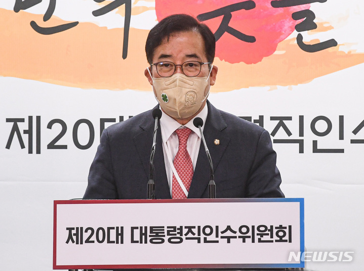 [서울=뉴시스] 인수위사진기자단 = 박성중 제20대 대통령직인수위원회 과학기술교육분과 간사가 28일 서울 종로구 통의동 인수위 기자회견장에서 '미디어의 공정성·공공성 확립과 국민 신뢰 회복을 위한 정책방향'과 관련해 브리핑을 하고 있다. 2022.04.28. photo@newsis.com