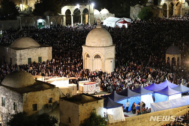[ 예루살렘= 신화/뉴시스] 동예루살렘의 알-아크사 회교사원에서 2022년 4월 28일 라마단 축일기간을 맞아 무슬림 참배객들이 모여 야간 기도회를 열고 있다.  