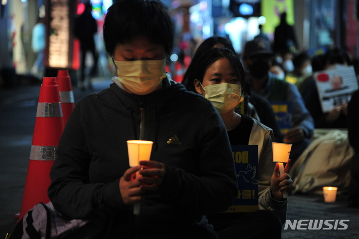 [광주=뉴시스] 이영주 기자 = 29일 오후 광주 동구 충장로에서 우크라이나의 평화를 기원하는 광주 모임 등 20여개 지역 사회 소속 회원들이 모여 촛불 집회를 열고 우크라이나를 침략한 러시아를 규탄하고 있다 2022.04.29. leeyj2578@newsos.com