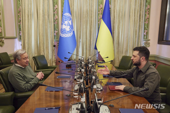 [키이우=AP/뉴시스] 볼로디미르 젤렌스키(오른쪽) 우크라이나 대통령이 28일(현지시간) 키이우에서 안토니우 구테흐스 유엔사무총장과 회담하고 있다. 구테흐스 사무총장은 회담 후 공동기자회견에서 "세계가 우크라이나 국민의 결의와 회복력을 존경하고 있다"라며 "현장에 무엇이 필요한지 파악하고 지원을 확대하기 위해 여기 왔다"라고 말했다. 2022.04.29.