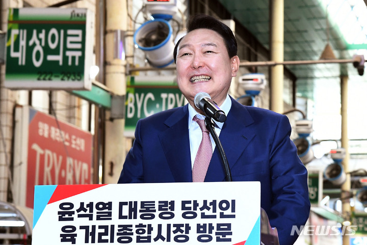 [청주=뉴시스] 인수위사진기자단 = 윤석열 대통령 당선인이 충남·충북지역 '약속과 민생의 행보' 이틀째인 29일 충북 청주시 육거리종합시장을 방문해 시민들에게 감사 인사를 전하고 있다. 2022.04.29. photo@newsis.com