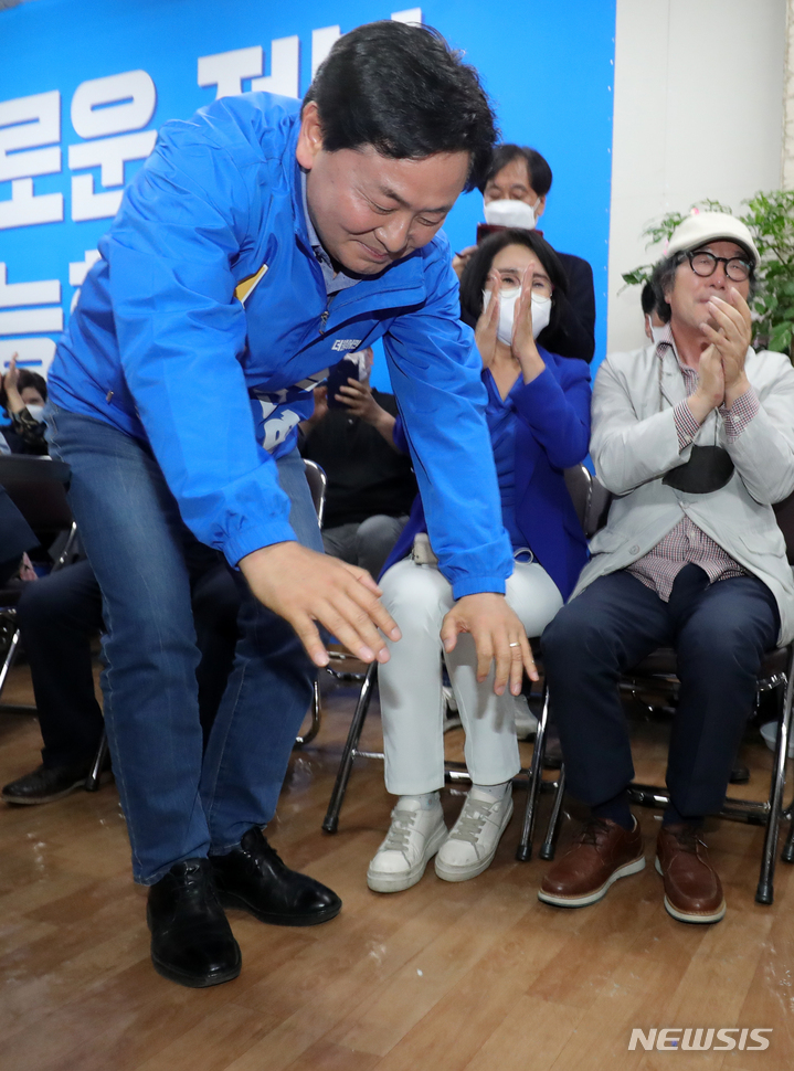 [전주=뉴시스] 김얼 기자 = 더불어민주당 김관영 전북도지사 경선 후보가 29일 전북 전주시 완산구 효자동에 위치한 선거사무실에서 더불어민주당 전북도지사 후보 경선 결과 시청을 마치고 지지자들에게 인사를 하고 있다. 2022.04.29. pmkeul@newsis.com