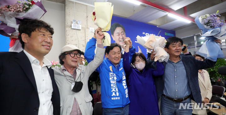 [전주=뉴시스] 김얼 기자 = 더불어민주당 김관영 전북도지사 경선 후보가 29일 전북 전주시 완산구 효자동에 위치한 선거사무실에서 더불어민주당 전북도지사 후보 경선 결과 시청을 마치고 지지자들과 인사를 하고 있다. 2022.04.29. pmkeul@newsis.com