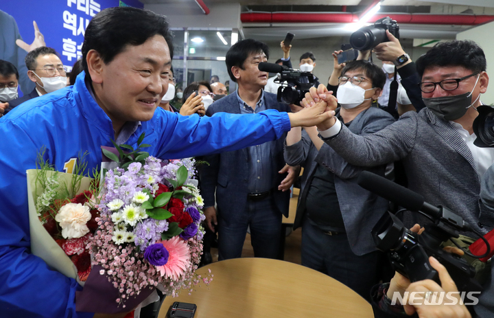 [전주=뉴시스] 김얼 기자 = 더불어민주당 김관영 전북도지사 경선 후보가 29일 전북 전주시 완산구 효자동에 위치한 선거사무실에서 더불어민주당 전북도지사 후보 경선 결과 시청을 마치고 지지자들에게 인사를 하고 있다. 2022.04.29. pmkeul@newsis.com