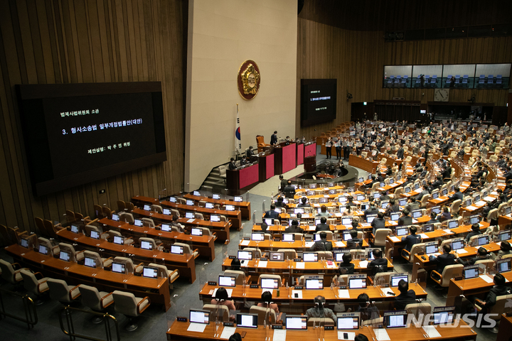 [서울=뉴시스] 전진환 기자 = 30일 서울 국회 여의도에서 검찰청법 개정안이 통과된 후 남은 검수완박 법안 중 하나인 형사소송법 개정법률안(대안)이 상정되고있다. (공동취재사진) 2022.04.30. photo@newsis.com