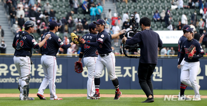 [서울=뉴시스] 추상철 기자 = 1일 오후 서울 송파구 잠실야구장에서 열린 '2022 KBO 리그' 롯데 자이언츠와 LG트윈스의 경기, 4대0 승리를 거둔 롯데자이언츠 선수들이 기뻐하고 있다. 2022.05.01. scchoo@newsis.com