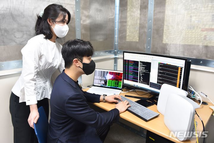[서울=뉴시스]수원에 위치한 삼성전자 오픈 테스트 랩에서 '이음5G' 전용 장비 성능을 검증하고 있다. (사진=삼성전자 제공)