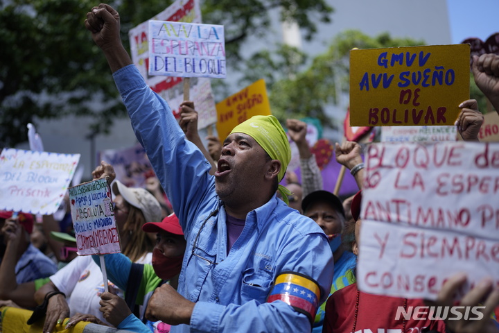 [카라카스=AP/뉴시스] 1일(현지시간) 베네수엘라 카라카스에서 노동절 집회가 열려 친정부 시위대가 구호를 외치고 있다. 2022.05.02.