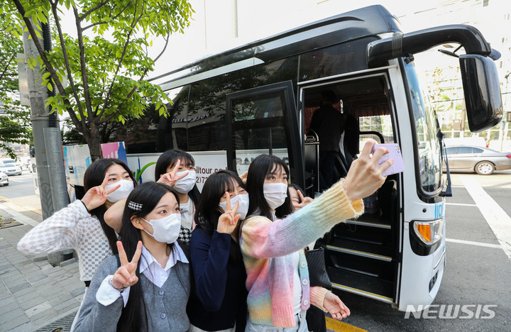 [서울=뉴시스] 지난달 2일 오전 서울 은평구 한 고등학교 인근에서 학생들이 수학여행을 가기 전 기념사진을 찍고 있다. (사진=뉴시스DB). 2022.05.25. photo@newsis.com