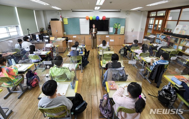 [서울=뉴시스] 사진공동취재단 = 전국 모든 학교에서 정상 등교가 이뤄진 지난해 5월2일 서울 광진구 한 초등학교 학생들이 담임선생님에게 관련 안내를 받고 있다. (사진=뉴시스DB). 2023.05.28. photo@newsis.com