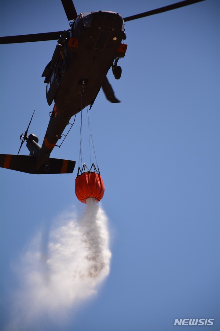 [AP/뉴시스]뉴멕시코주 봄 산불로 2022년 5월 로키산맥 아래 라스베이거스와 소도시들이 산불로 불타면서 주 방위군 헬기가 5월 1일부터 산불진화에 동원되었다.