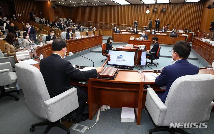 [서울=뉴시스] 고범준 기자 = 2일 국회에서 열린 한덕수 국무총리 후보자 인사청문특별위원회에서 주호영 위원장이 의사봉을 두드리고 있다. (공동취재사진) 2022.05.02. photo@newsis.com