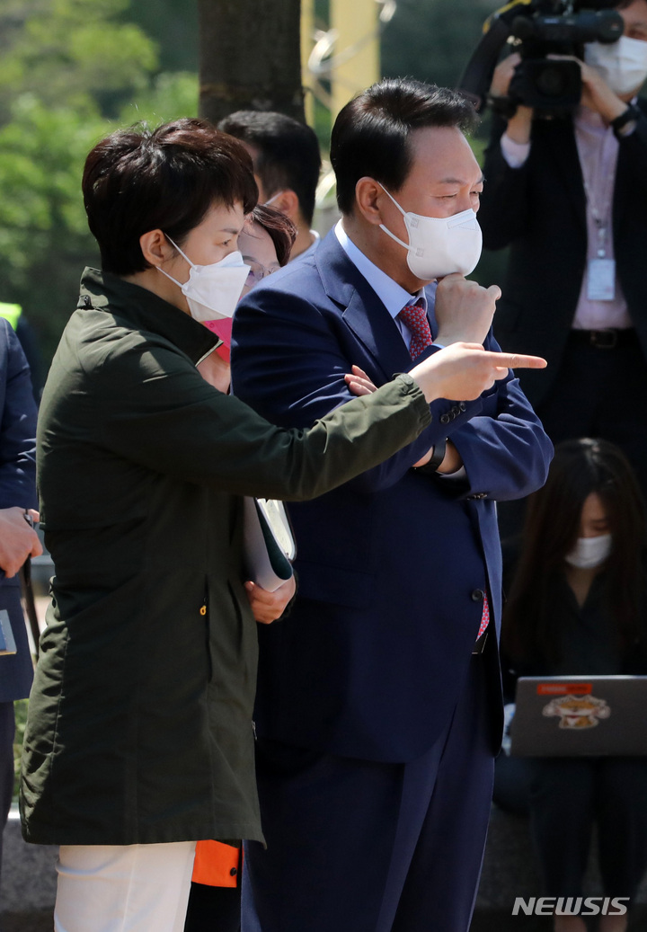 [고양=뉴시스] 인수위사진기자단 = 윤석열 대통령 당선인과 김은혜 국민의힘 경기도지사 후보자가 2일 오전 경기 고양시 수도권 광역급행철도 A노선(GTX-A) 공사 현장을 방문해 강희업 국토교통부 철도국장으로부터 브리핑받고 있다. 2022.05.02. photo@newsis.com