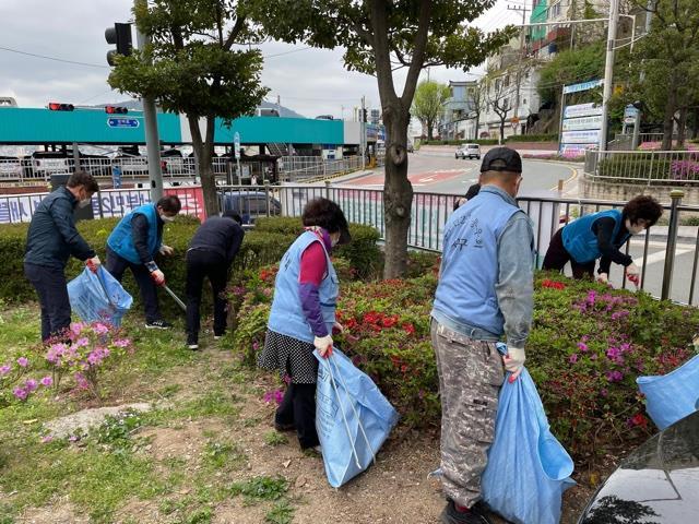 [부산=뉴시스] 부산시가 코로나19 거리두기 해제에 따른 시민들의 야외활동 증가에 대비해 오는 13일까지 민·관 합동 도시환경정비를 실시한다. 사진은 천마로 일원 화단정비 모습.(사진=부산시 제공) *재판매 및 DB 금지