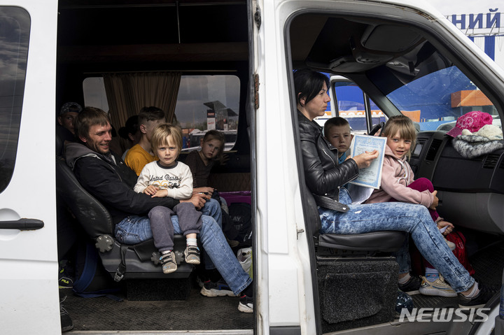 [자포리자=AP/뉴시스] 2일(현지시간) 우크라이나 자포리자의 난민 센터에 도착한 피난민 가족들이 접수 순서를 기다리고 있다. 수천 명의 우크라이나인이 계속해서 러시아 점령 지역을 떠나고 있다. 2022.05.03. 