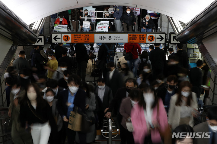 [서울=뉴시스] 백동현 기자 = 전국장애인차별철폐연대(전장연) 회원들이 지난 3일 오전 서울 종로구 경복궁역 승강장에서 장애인 이동권 보장을 촉구하고 있다. 2022.05.03. livertrent@newsis.com