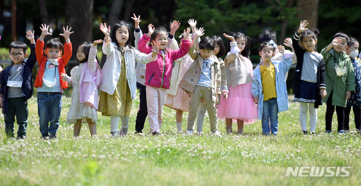 [서울=뉴시스] 아이들이 마스크를 벗고 야외 활동을 하고 있다. (사진=뉴시스 DB). photo@newsis.com