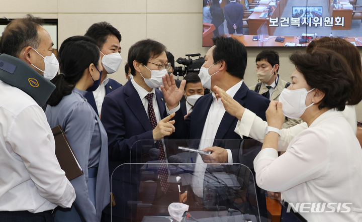 [서울=뉴시스] 전진환 기자 = 김성주 더불어민주당 의원(왼쪽 네번째)과 강기윤 국민의힘 의원이 3일 오전 서울 여의도 국회에서 열린 정호영 보건복지부 장관 후보자 인사청문회에서 정 후보자가 제출한 아들의 MRI 자료 놓고 언쟁하고 있다. (공동취재사진) 2022.05.03. photo@newsis.com